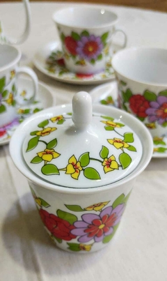 Juego de Te en Porcelana Marly Lozadur de diseño Floral para 6 personas con faltante de un plato de te en internet