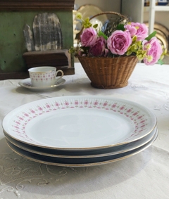 Plato playo en porcelana Verbano delicadas flores con dos tonalidades de Rosa