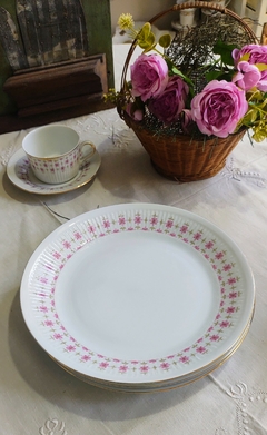 Plato playo en porcelana Verbano delicadas flores con dos tonalidades de Rosa - comprar online