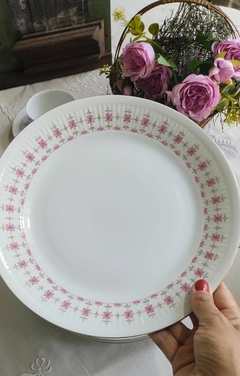 Plato playo en porcelana Verbano delicadas flores con dos tonalidades de Rosa en internet