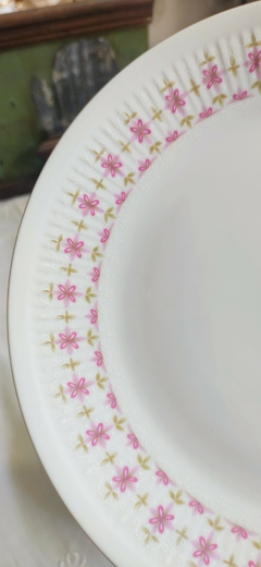 Plato playo en porcelana Verbano delicadas flores con dos tonalidades de Rosa - 2Gardenias Bazar antiguo & Deco