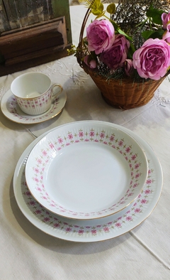 Imagen de Plato playo en porcelana Verbano delicadas flores con dos tonalidades de Rosa