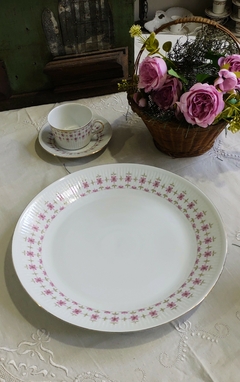 Plato playo en porcelana Verbano delicadas flores con dos tonalidades de Rosa - tienda online