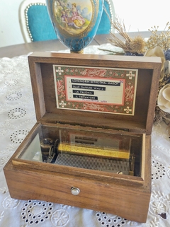 Imagen de Antigua Caja Musical Sueca con 4 melodias Funcionando