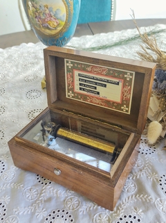 Antigua Caja Musical Sueca con 4 melodias Funcionando