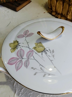 Sopera en porcelana Tsuji con detalle de pelo en un asa diseño de rosas Amarillas guisera - comprar online