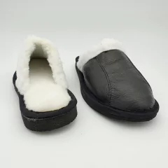 Pantufla chinela de cuero negro con piel corderito. en internet