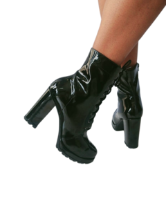 1771273 G BOTA COTURNO SALTO GROSSO TRATORADA VERNIZ PRETO na internet