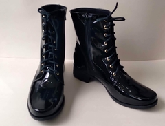960140 G BOTA COTURNO SALTO BAIXO VERNIZ PRETO na internet