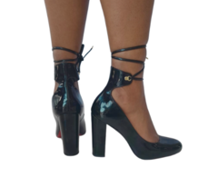 2192423 G SAPATO COM SALTO GROSSO VERNIZ PRETO COM AMARAÇÃO - Au Bottier