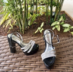 1741330 P SANDALIA MEIA PATA SALTO GROSSO VERNIZ PRETO COM STRASS
