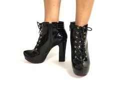 940066 G BOTA CANO CURTO COTURNO SALTO GROSSO VERNIZ PRETO - comprar online