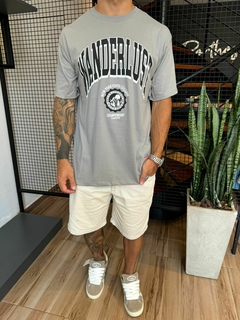 remera over gris wanderlust