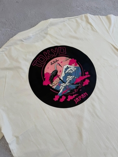 Remera over tokyo en internet