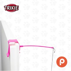 Juguete para puertas. Hecho en plástico con plumas en cinta elástica, para colgar de la puerta. Se puede llenar con snacks. 9/ en internet