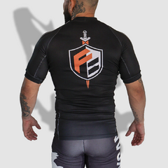 Rash Guard Manga Curta Fit Combat Grad. Preta - Lycan
