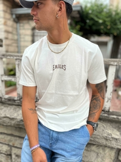 Remera cumplida Eagles blanca en internet