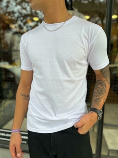 Remera basica entallada blanca - comprar online