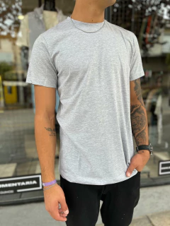 Remera basica entallada gris en internet