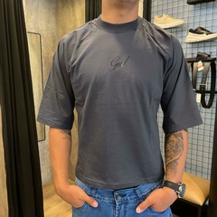 Remera Boxy God gris topo