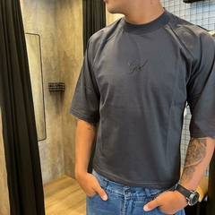 Remera Boxy God gris topo en internet