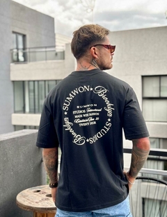 Remera brooklin over negra - comprar online