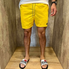 Short de baño amarillo en internet