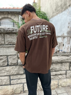 Remera over future choco - DLO