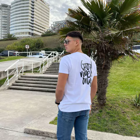 remera good vibes blanca