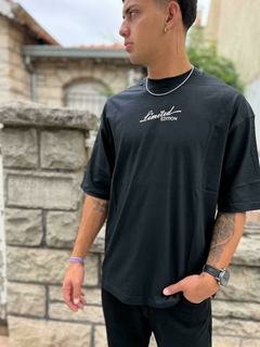 Remera over limited negra en internet