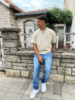 Remera Look over beige en internet