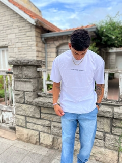 Remera Look over blanca en internet