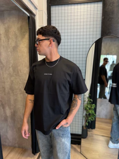 Remera over Nothing negra en internet