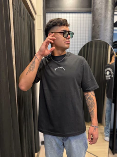 Remera over California negra