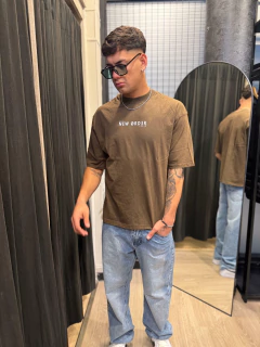 Imagen de Remera over New order washed choco