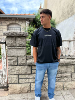 Remera over collusion negra en internet