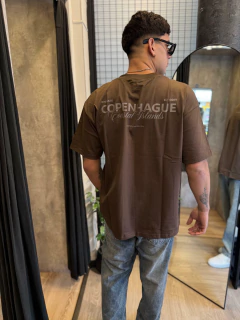 Remera over Copenhague chocolate - comprar online