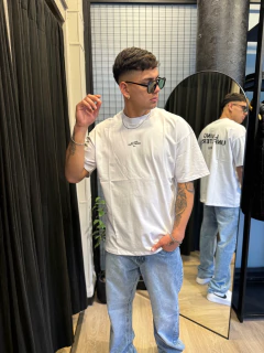 Remera unfiltered blanca en internet