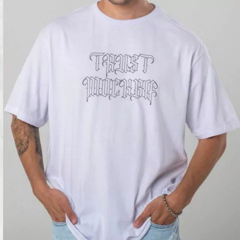 Remera over trust blanca