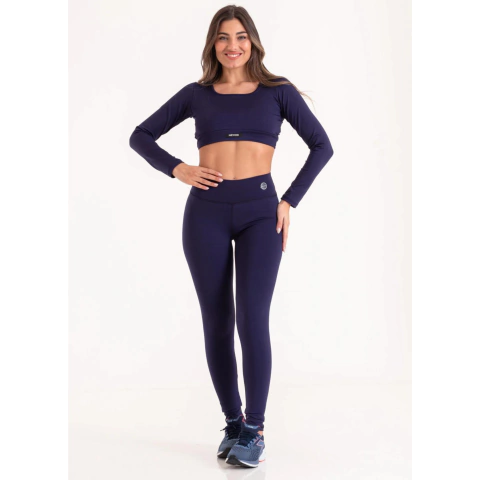 Modelo usando calzas largas Newod Basic color uva, de calidad premium, combinadas con un top de manga larga para un look deportivo.