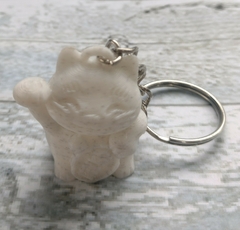 llavero gatito chino blanco