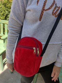 Bandolera porta celular gamuzada roja