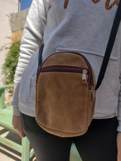 Bandolera porta celular gamuzada beige