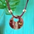 Collar femenino Aloha en tono bordeaux con un dije redondo de vidrio y detalles plateados