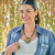 Collar femenino Aloha en tono verde seco con un dije redondo de vidrio y detalles plateados