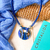 Collar artesanal de cuero y vidrio color azul