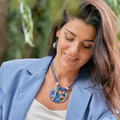 Collar femenino Aloha en tonos azul con un dije redondo de vidrio y detalles plateados