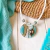 Collar de mujer hecho a mano en cuero y vidrio fusionado