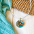 Collar con dije redondo hecho a mano color playa