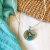 Collar con dije redondo hecho a mano color playa
